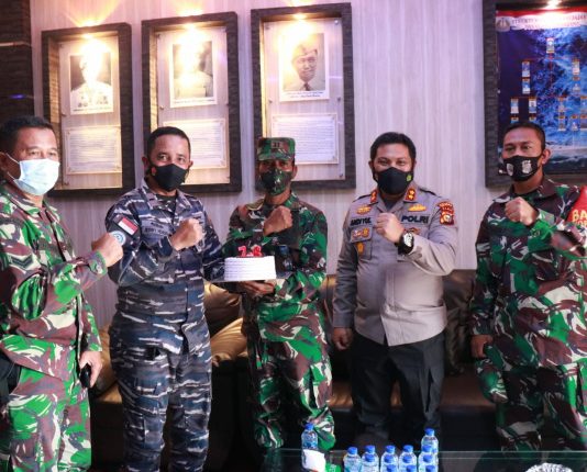 HUT TNI-AL Ke-76, Kapolres Meranti Dan Koramil 02/TT Tebing Tinggi Sambangi Posal Selatpanjang