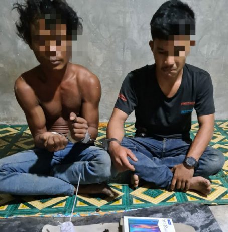 Unit Reskrim Polsek Siak Hulu Grebek Rumah Pelaku Narkoba, Dua Orang Diamankan Satu Melarikan Diri