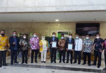 Walikota Pekanbaru Menerima Penghargaan Lencana ADHI BHAKTI TANI NELAYAN dari Kelompok Tani Nasional Andalan Nasional