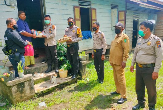 Peduli Sesama, Polsek Rangsang Barat Antar Sembako Kepada Janda di Desa Permai