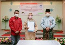 PT Ivo Mas Tunggal Serahkan Beasiswa Pendidikan Bagi Siswa Yang Berdomisili Di Lingkungan Perusahaan