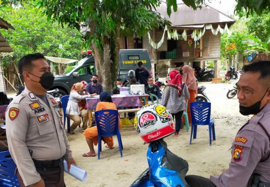 Tim Vaksinator Puskesmas Salo Bersama Anggota Polres Kampar, Gelar Vaksinasi di Kelurahan Pulau Tepi Air Kampar
