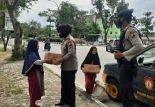 Jum’at Berbagi, Polsek Bukit Raya Polresta Pekanbaru Berikan Bantuan Sosial Kepada Warga Kurang Mampu