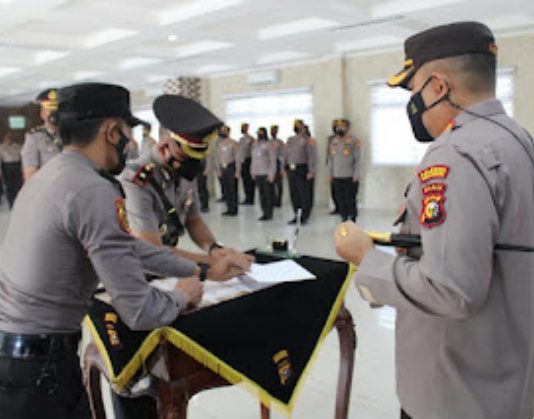 Kapolresta Pimpin Upacara Sertijab Kasat Intelkam Dan Kasat Reskrim Polresta Pekanbaru