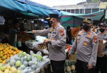 Upaya Memutus Matarantai Covid 19, Kapolresta Pekanbaru Bagikan Masker Ke Pedagang Dan Pengunjung Pasar Sago