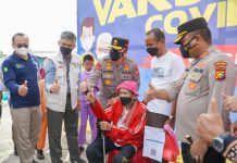 Meski Berjalan Dengan Pakai Tongkat Atuk Kutar Antusias Ikut Vaksin