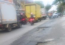 Drainase Buruk, Jalan Dharma Bakti Pekanbaru Langganan Banjir Dan Semakin Rusak Parah
