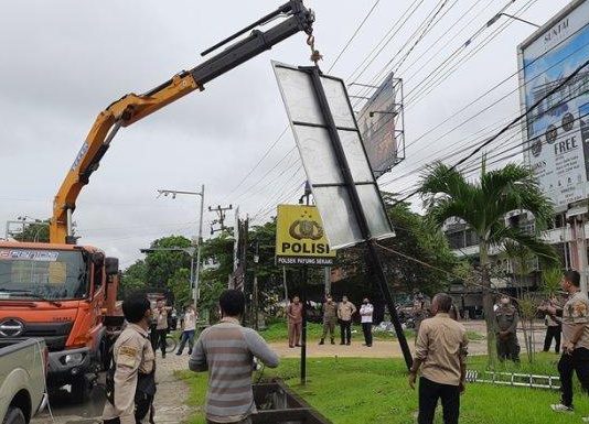 Tak Ada Izin Dibongkar, Bapenda Pekanbaru Data Ulang Tiang Reklame