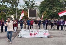 Tolak Kenaikan BBM, Puluhan Mahasiswa HMI Dan Sopir Truk Demo Di DPRD Riau