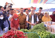 PJ Walikota Pekanbaru Dampingi Mendag RI Zulkifli Hasan Tinjau Harga Bahan Pokok