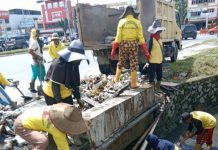 Cegah Banjir, Pasukan Kuning Dinas PUPR Bersihkan Sampah Di Simpang Tabek Gadang
