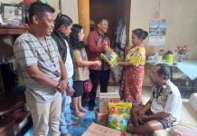 Berbagi Kasih, Janderhat Napitupulu Didampingi Sekjen SPKN Serahkan Sembako Kepada Warga Kurang Mampu