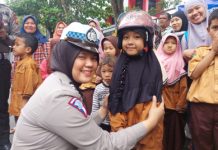 Kampanyekan Keselamatan Berlalu lintas Sejak Usia Dini, Satlantas Polresta Pekanbaru Bagikan Helm Kepada Anak Sekolah