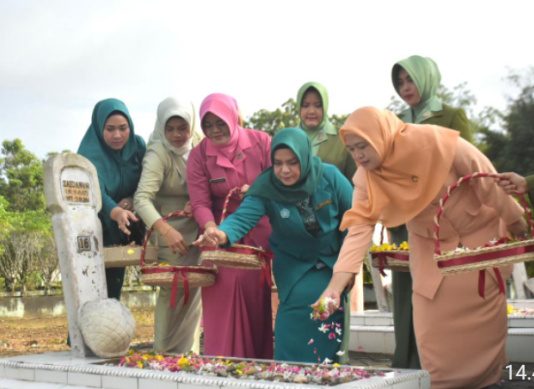 Deswita Kamsoll Irup Upacara Peringatan Hari Ibu 2022 Dan Tabur Bunga Di TMP Kesuma Eka Bhakti Kampar