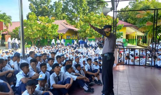 Polsek Tampan Pekanbaru menjadi Pembina Upacara di SMP Negeri 23 Pekanbaru