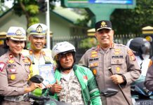 Pantau Operasi Keselamatan Lancang Kuning 2023, Kapolresta Bagikan Helm Kepada Pengendara
