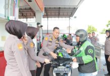 Jumat berkah, Spripim Polda Riau Beri Hadiah BBM Dan Makan Gratis’ Bagi Ojek Online Dan Masyarakat
