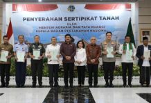 Menteri ATR/BPN Serahkan Tiga Sertifikat Aset Pemko Pekanbaru