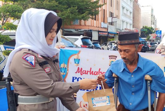 Indahnya Berbagi, Sat Lantas Polresta Pekanbaru Bagikan Takjil Gratis