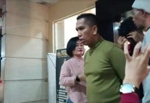 AKBP Achiruddin Hasibuan Dicopot dari Jabatannya Setelah Dituduh Membiarkan Anaknya Menganiaya Korban AKBP Achiruddin Hasibuan (baju hijau) setelah diperiksa Propam Polda Sumut terkait penganiayaan yang dilakukan anaknya, Aditya Hasibuan, terhadap seorang mahasiswa bernama Ke Admiral. (TRIBUN MEDAN/APRIANTO TAMBUNAN)