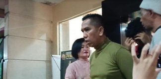 AKBP Achiruddin Hasibuan Dicopot dari Jabatannya Setelah Dituduh Membiarkan Anaknya Menganiaya Korban AKBP Achiruddin Hasibuan (baju hijau) setelah diperiksa Propam Polda Sumut terkait penganiayaan yang dilakukan anaknya, Aditya Hasibuan, terhadap seorang mahasiswa bernama Ke Admiral. (TRIBUN MEDAN/APRIANTO TAMBUNAN)
