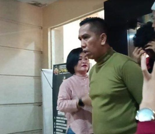 AKBP Achiruddin Hasibuan Dicopot dari Jabatannya Setelah Dituduh Membiarkan Anaknya Menganiaya Korban AKBP Achiruddin Hasibuan (baju hijau) setelah diperiksa Propam Polda Sumut terkait penganiayaan yang dilakukan anaknya, Aditya Hasibuan, terhadap seorang mahasiswa bernama Ke Admiral. (TRIBUN MEDAN/APRIANTO TAMBUNAN)