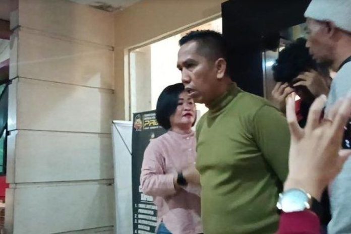 644833539578e AKBP Achiruddin Hasibuan (baju hijau) setelah diperiksa Propam Polda Sumut terkait penganiayaan yang dilakukan anaknya, Aditya Hasibuan, terhadap seorang mahasiswa bernama Ke Admiral. (TRIBUN MEDAN/APRIANTO TAMBUNAN)