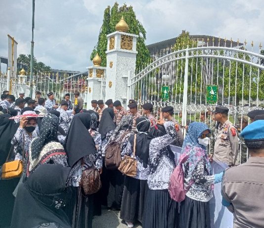 Puluhan Guru PPPK Gelar Unjuk Rasa Di Depan Kantor Gubri