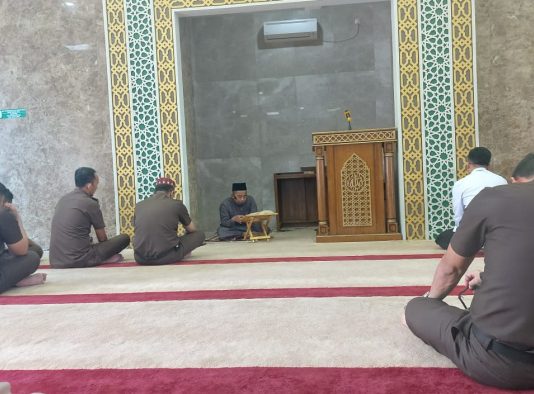 Kejati Riau Laksanakan Tausiyah Ba’Da Dzuhur Yang Disampaikan Ust.Chairul Ichwan