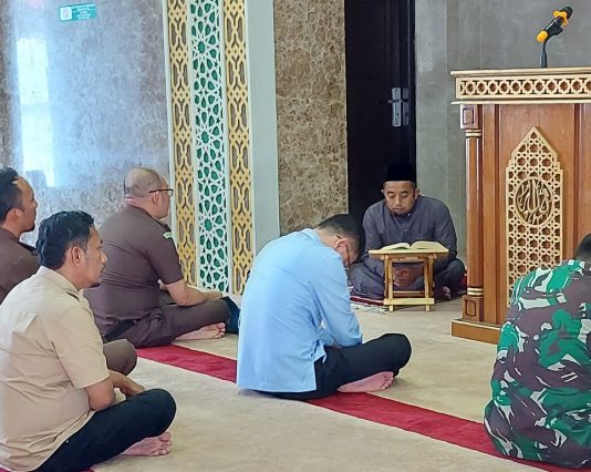 Kegiatan Rutin, Kejari Riau Laksanakan Tausiyah Ba’Da Dzuhur Yang Disampaikan Ust. Chairul Ichwan, S.PDI