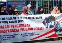 Protes PPDB Sistim Zonasi, Puluhan Warga Gelar Aksi Demo Di SMAN 8 Pekanbaru