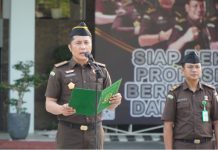 Asintel Kejaksaan Tinggi Riau Penerima Apel Kerja Pagi Kejati Riau
