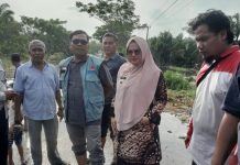 Kepala BPBD Pekanbaru Dan Camat Rumbai Tinjau Banjir Di Jalan Damai Kelurahan Palas Rumbai Pekanbaru