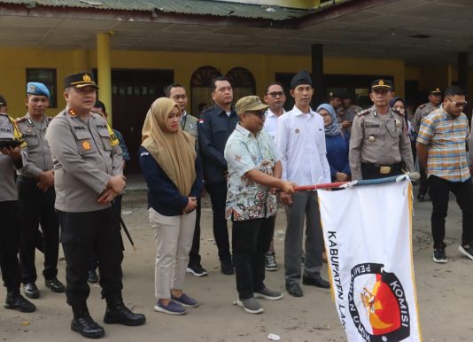 Dihadiri Kapolres Langkat, KPU Langkat Distribusikan Logistik Pemilu 2024 ke PPK