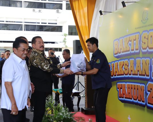 “Kejaksaan RI Peduli” Jaksa Agung Salurkan 5600 Paket Sembako Kepada Masyarakat Dan Pegawai Kejaksaan Agung