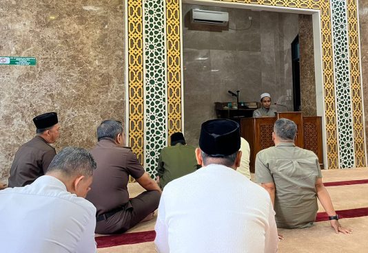 Tausiah Qobla Dzuhur Kejati Riau Disampaikan Ust. Syeikh Maullana Husen