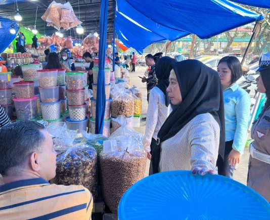 Dalam Rangka Ops Ketupat LK 2024, Polwan Polresta Pekanbaru Gelar Patroli Jalan Kaki Di STC