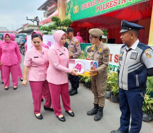 Ketua Bhayangkari Daerah Riau Kunjungi Pos Pam STC Serta Serahkan Bingkisan