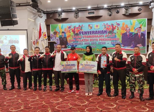 Kapolresta Pekanbaru Serahkan Uang Pembinaan Kepada Atlit Dan Pelatih PON XXI Kota Pekanbaru