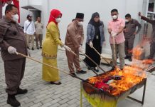 Kejari Dumai Musnahkan BB Hasil Tindak Pidana Umum Sudah Inkracht