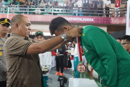 Pj. Bupati Langkat Kalungkan Medali Juara Cabor Sambo, Semangati Atlet Muda di Ajang Nasional