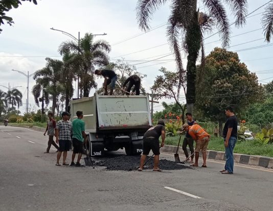 Jalan Soekarno-Hatta Dumai Diperbaiki Tanpa Alat Cold Milling