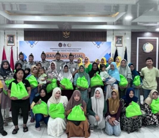 Sampena Hari Bakti Pemasyarakatan ke-61, Lapas Kelas IIB Pasir Pangaraian Berbagi Sembako ke Keluarga WBP