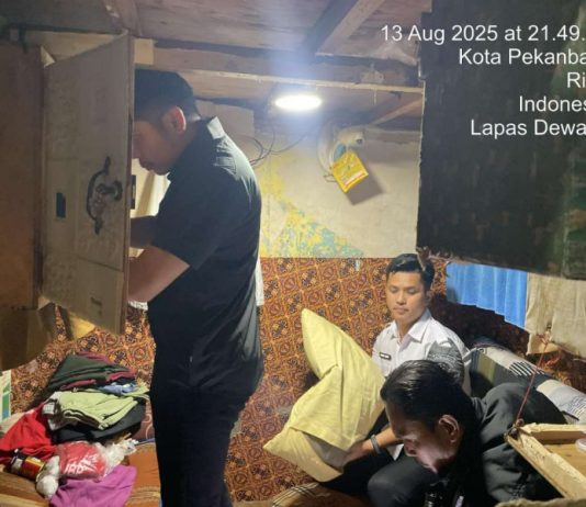 Jaga Lingkungan Tetap Aman dan Kondusif, Lapas Pekanbaru Gelar Razia Kamar Hunian WBP