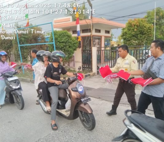 Gelorakan HUT RI ke 80, PT PAA Dumai Bagi-bagi Bendera Merah Putih ke Masyarakat