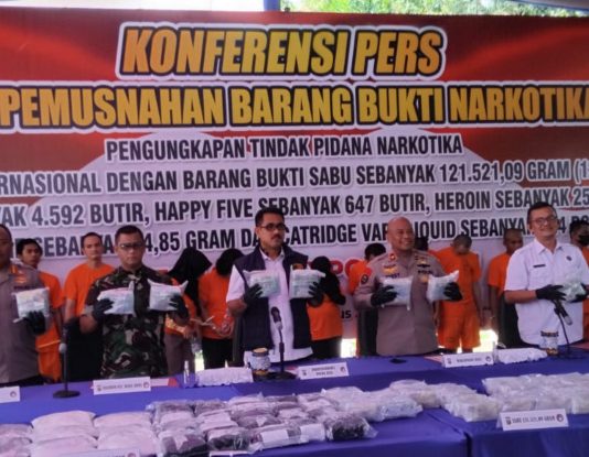 Polda Riau Ungkap Peredaran Natkotika Jaringan Internasional Sebanyak 121,5 Kg dan Musnahkan Barang Bukti